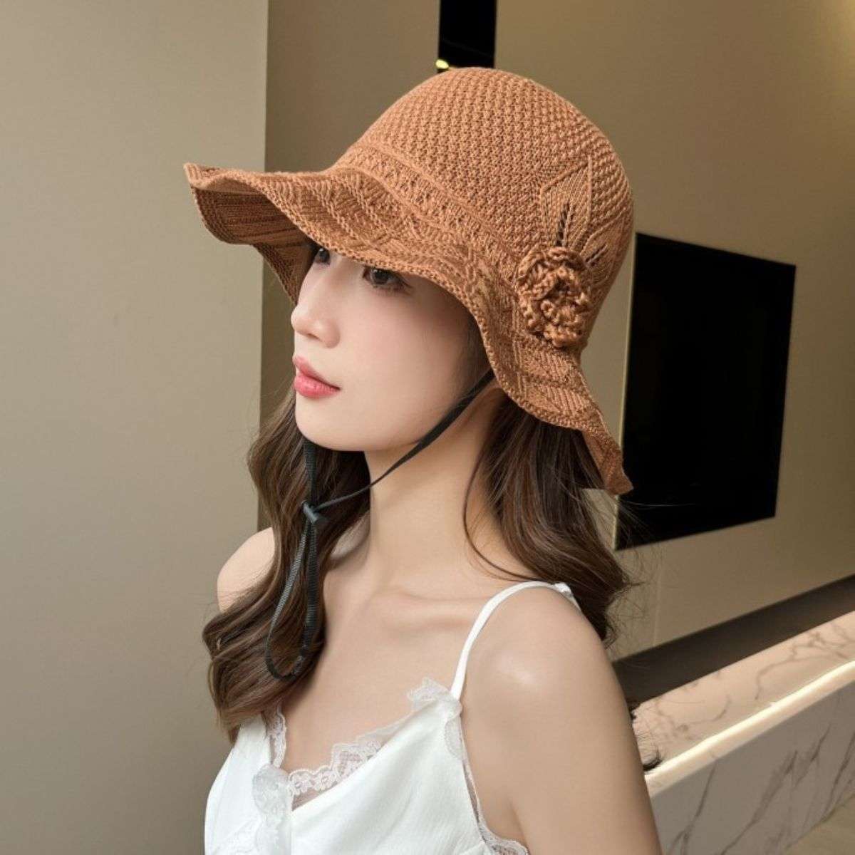 50代ファッション 涼しげなレース花モチーフ つば広帽子