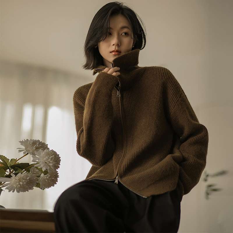 50代ファッション ウール混ジップタートルニット