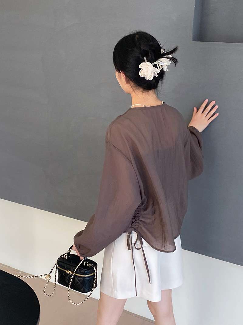 50代ファッション 優美なドレープシャツ
