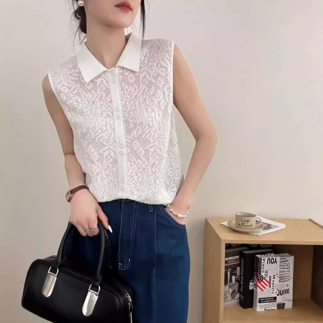50代ファッション レース模様の上品な袖なしブラウス