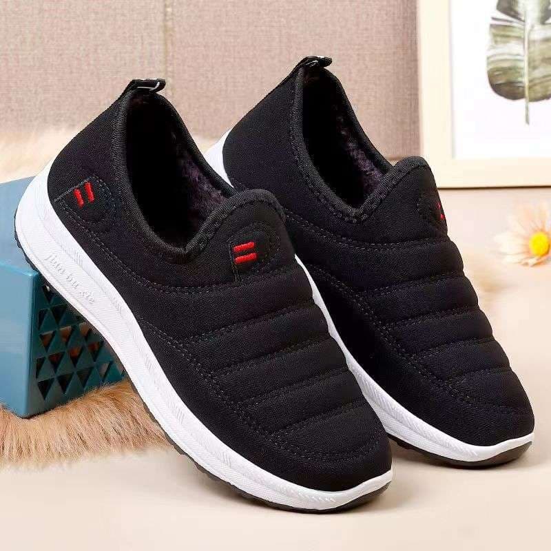 50代ファッション 軽量スリッポンシューズ