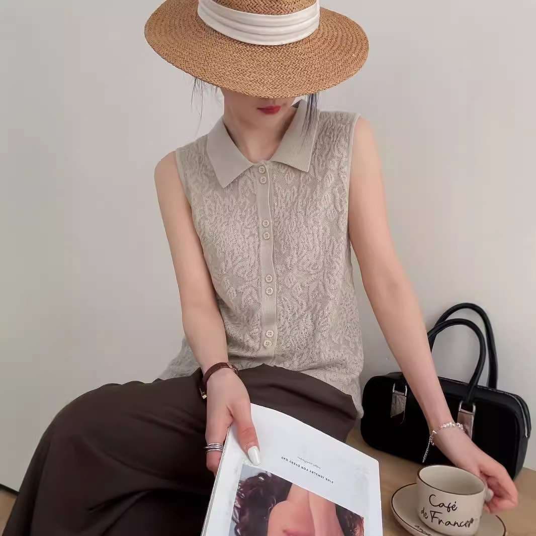 50代ファッション レース模様の上品な袖なしブラウス