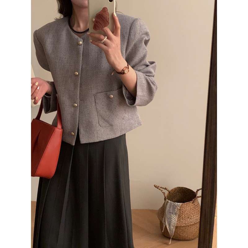 50代ファッション 大人の余裕を演出するショートジャケット