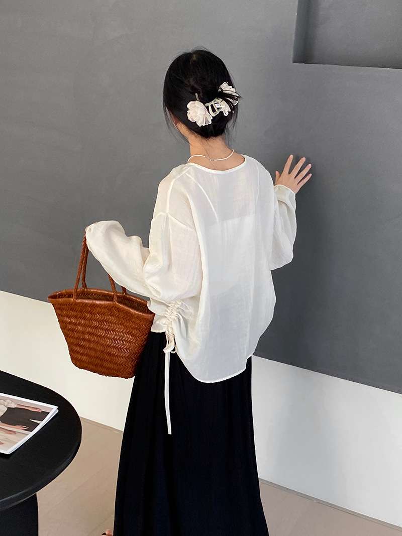 50代ファッション 優美なドレープシャツ
