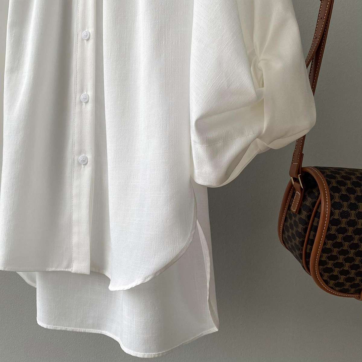 50代ファッション ゆったりシルエットの上品ブラウス