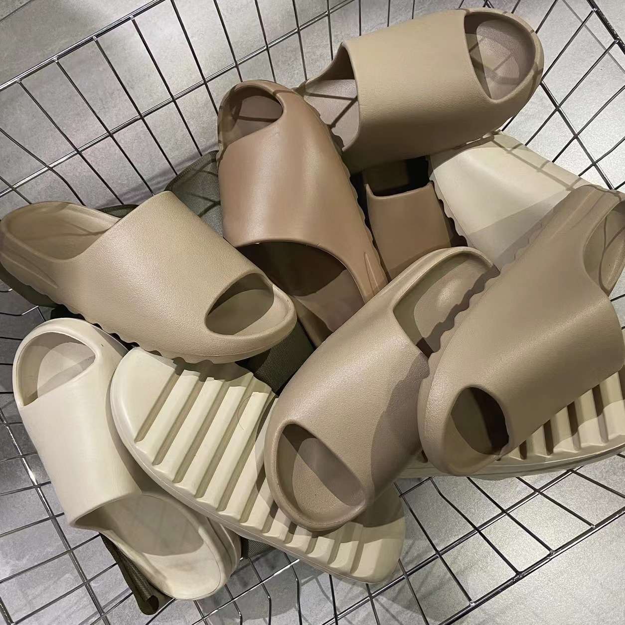 50代ファッション モダンスリッパスニーカー