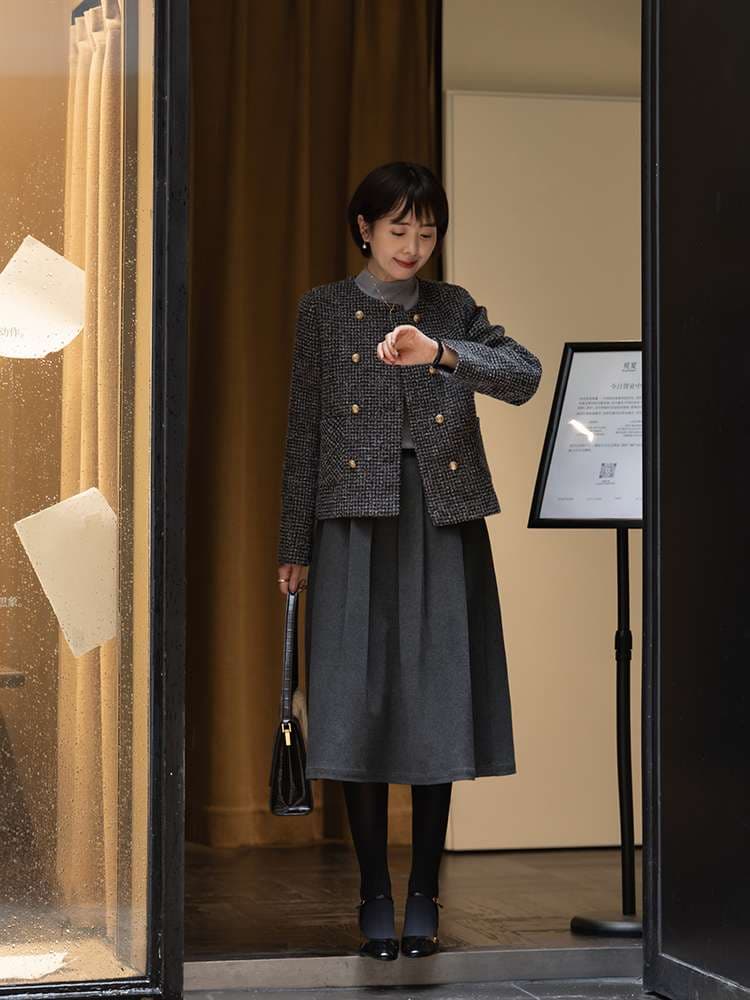 50代ファッション エレガントな膝下丈フレアスカート