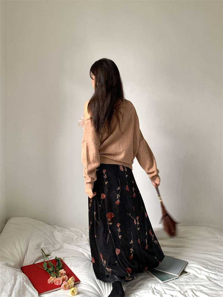 50代ファッション 華やか花柄ロングスカート