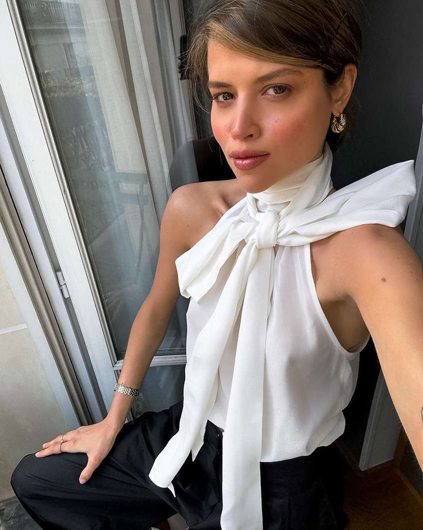 50代ファッション 優雅な蝶結びホルターネックブラウス