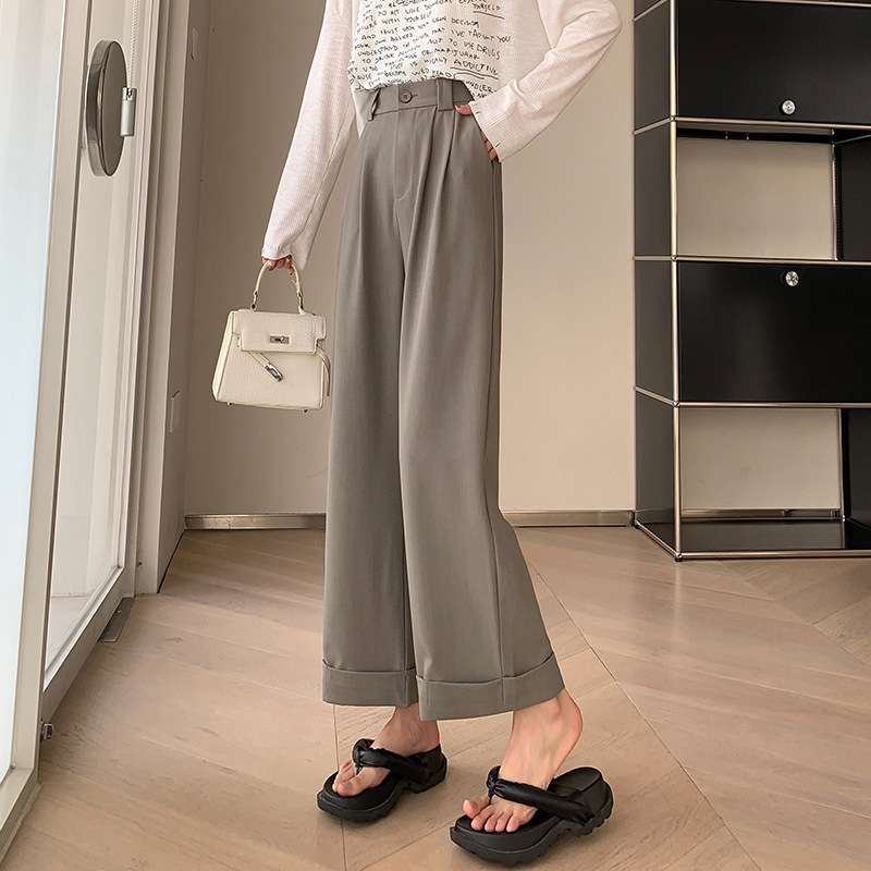 50代ファッション ゆったりシルエットのドレッシーパンツ