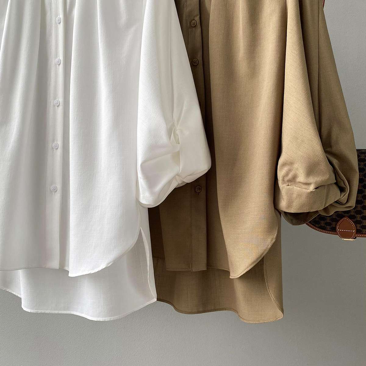 50代ファッション ゆったりシルエットの上品ブラウス