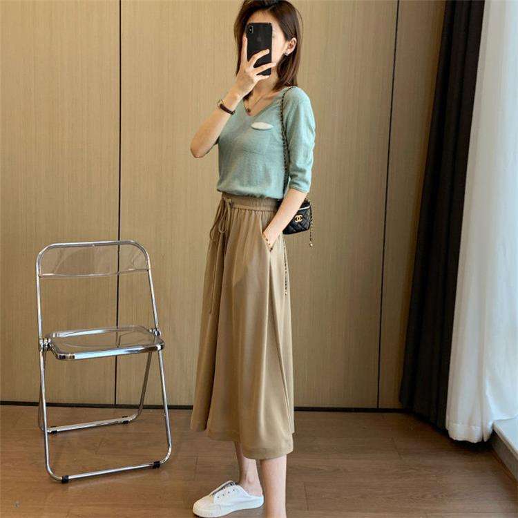50代ファッション 大人の余裕を感じさせるワイドパンツ