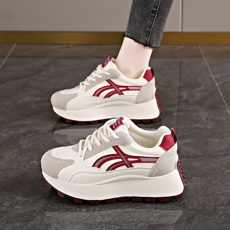 50代ファッション 厚底スポーツスニーカー