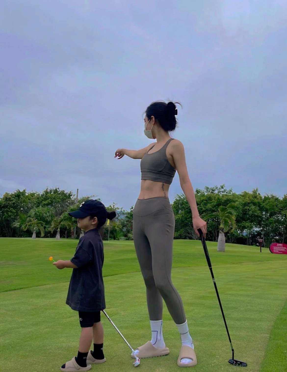 50代ファッション モダンスリッパスニーカー