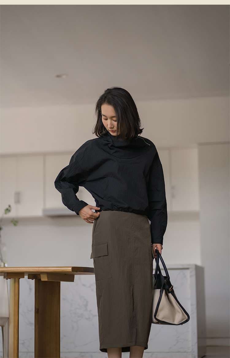 50代ファッション カーゴポケット付きミモレ丈スカート