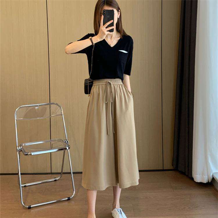 50代ファッション 大人の余裕を感じさせるワイドパンツ