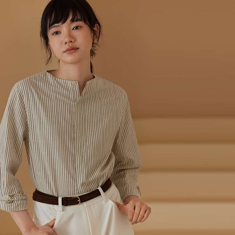50代ファッション 上品ストライプデザイン襟なしブラウス