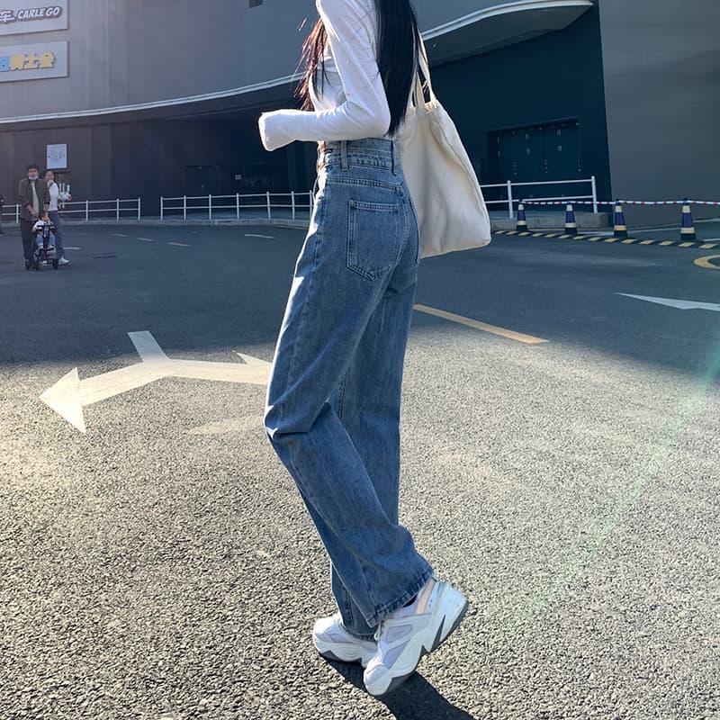 50代ファッション ゆったりシルエット ハイウエストデニム