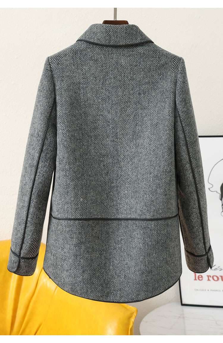 50代ファッション ヘリンボーン柄ショートコート