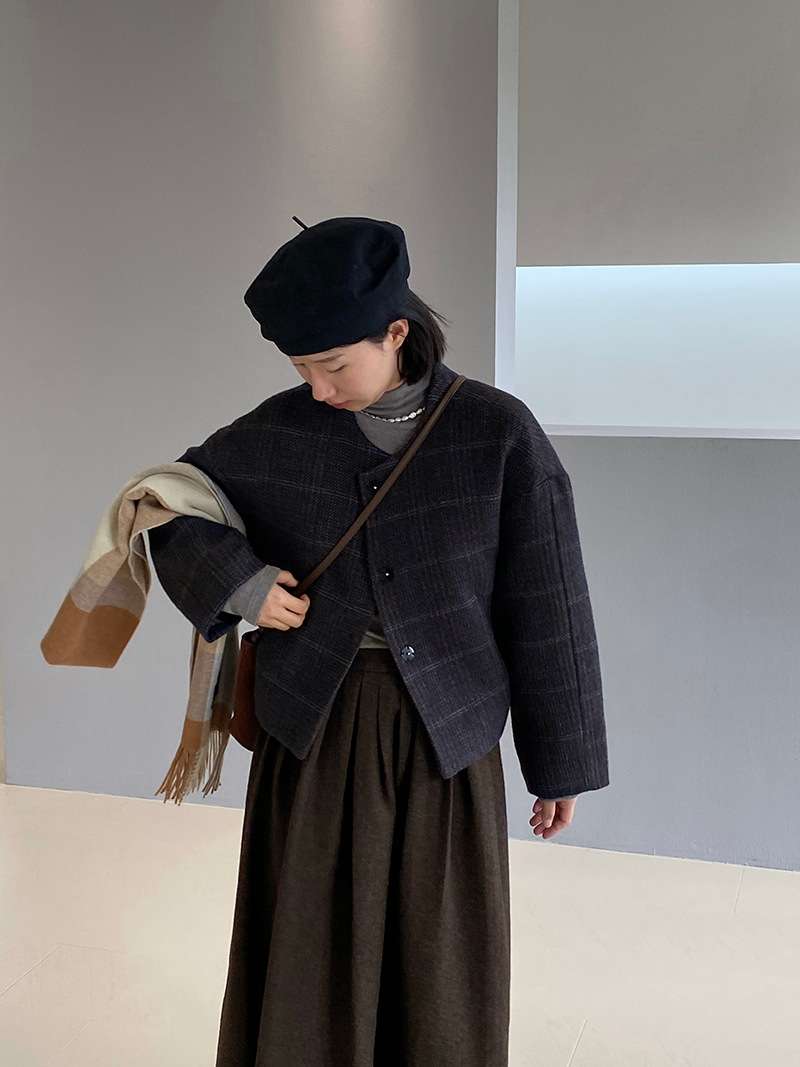 50代ファッション 上質なチェック柄ショートジャケット