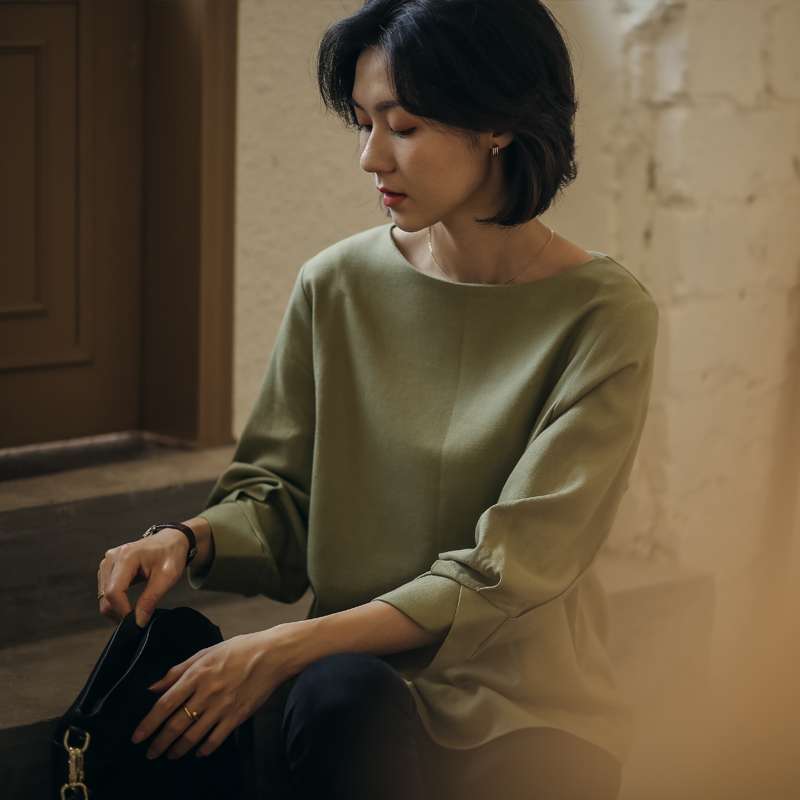 50代ファッション 上品なゆったりニットプルオーバー