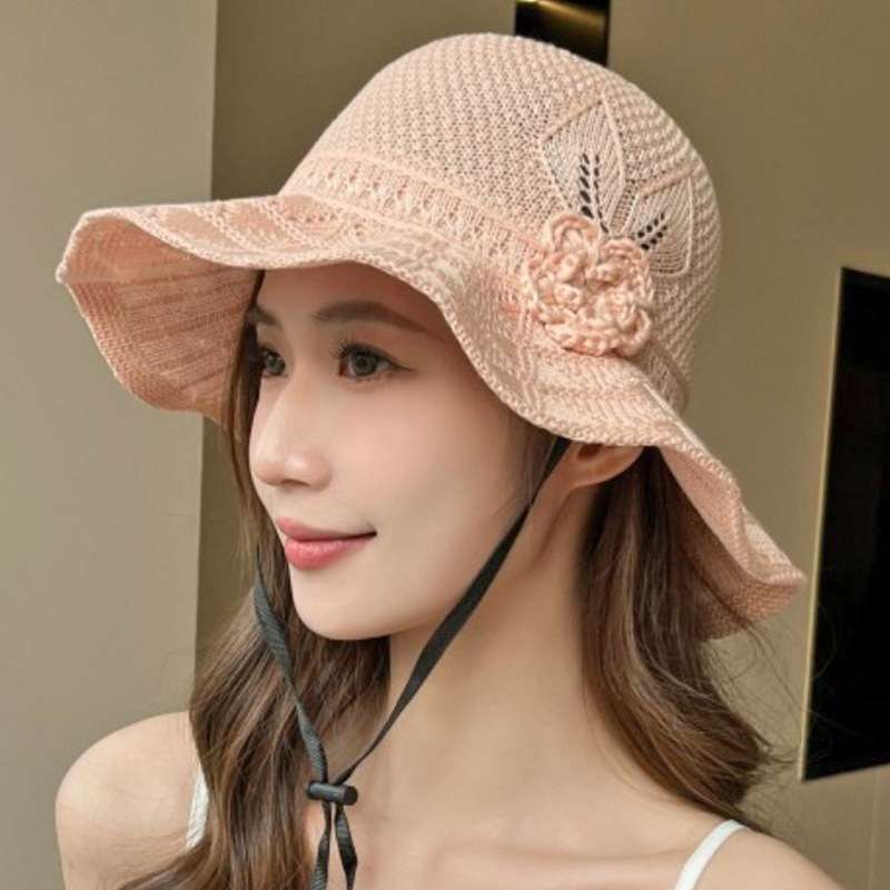 50代ファッション 涼しげなレース花モチーフ つば広帽子