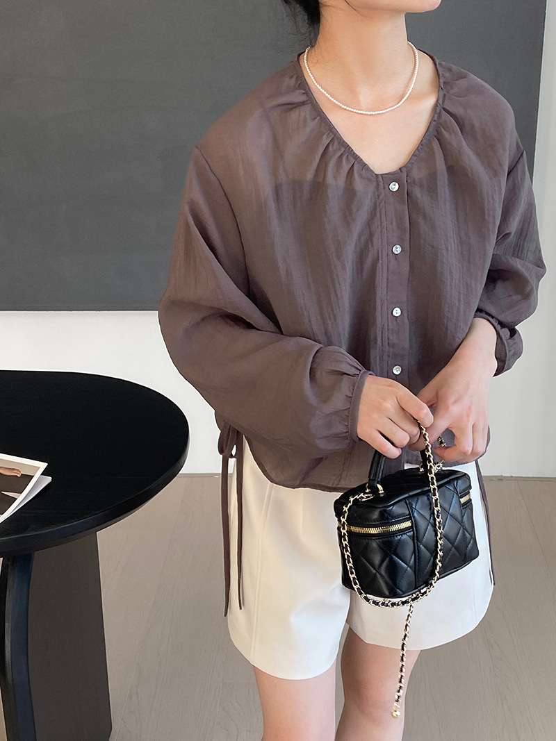 50代ファッション 優美なドレープシャツ
