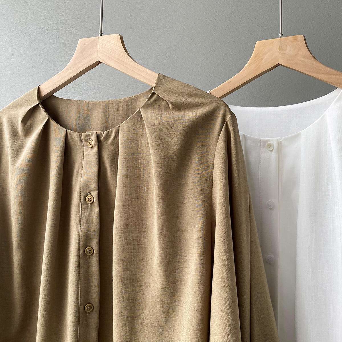 50代ファッション ゆったりシルエットの上品ブラウス