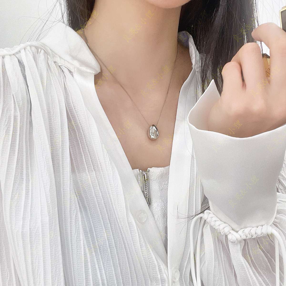 50代ファッション 涙型ツインネックレス
