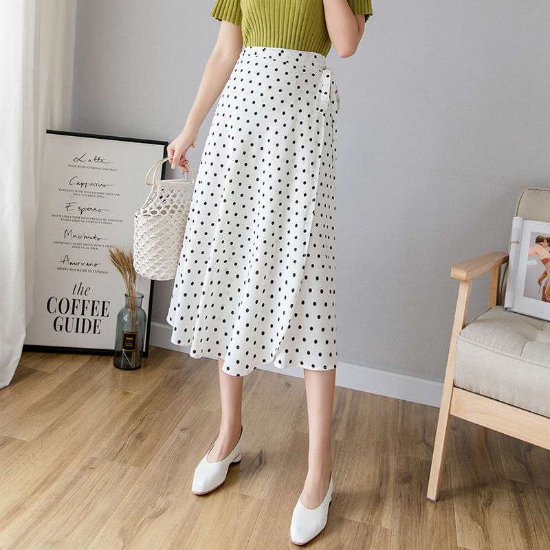 50代ファッション ふんわり水玉ミディスカート