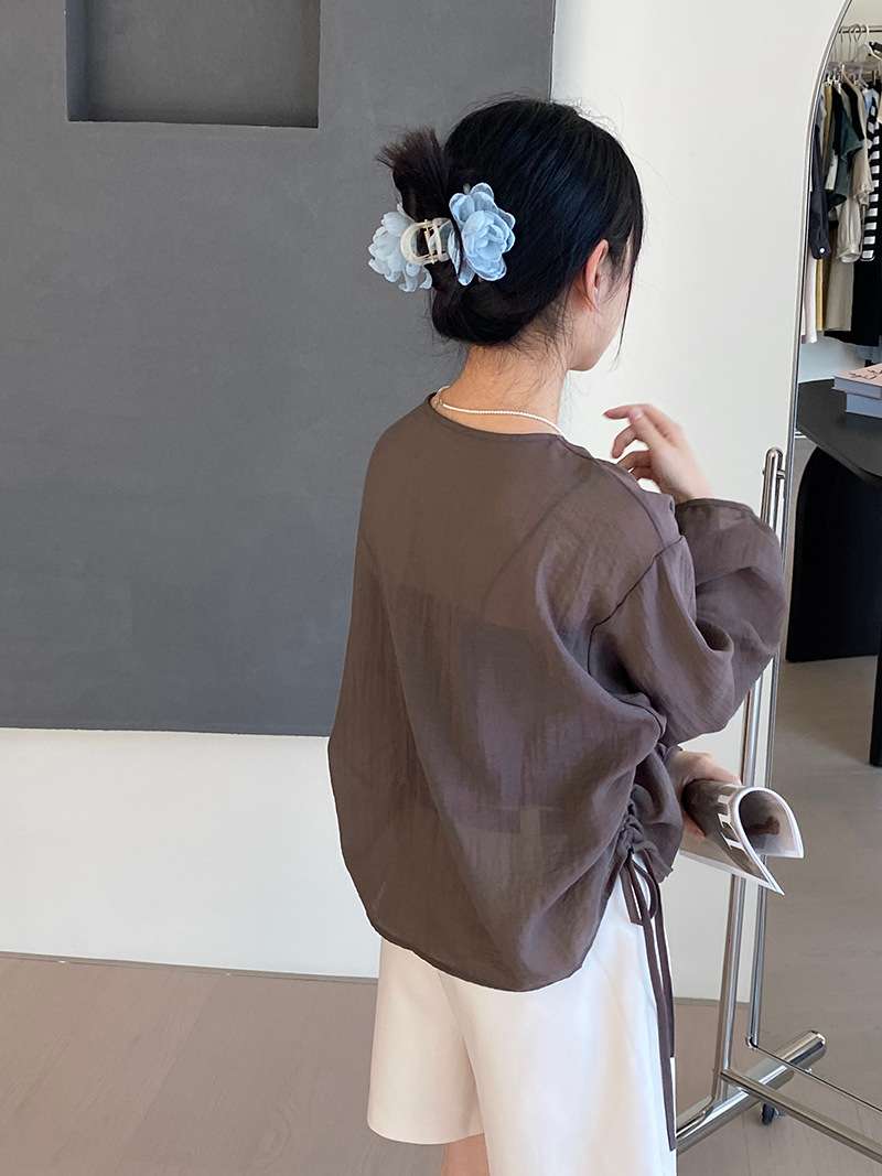 50代ファッション 優美なドレープシャツ