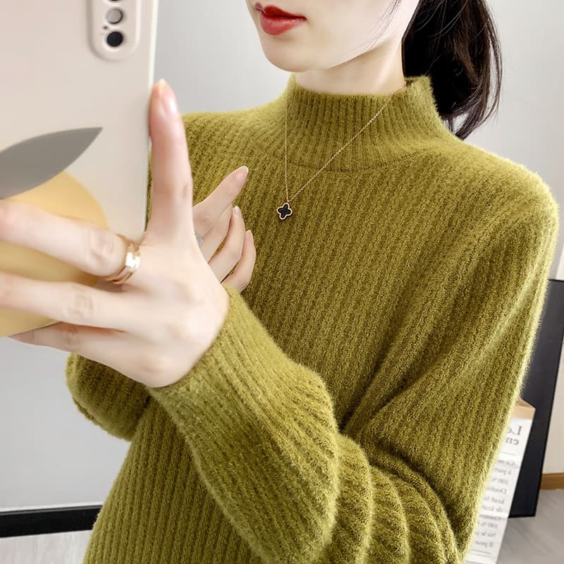 50代ファッション ふわもこ立ち襟リブニット