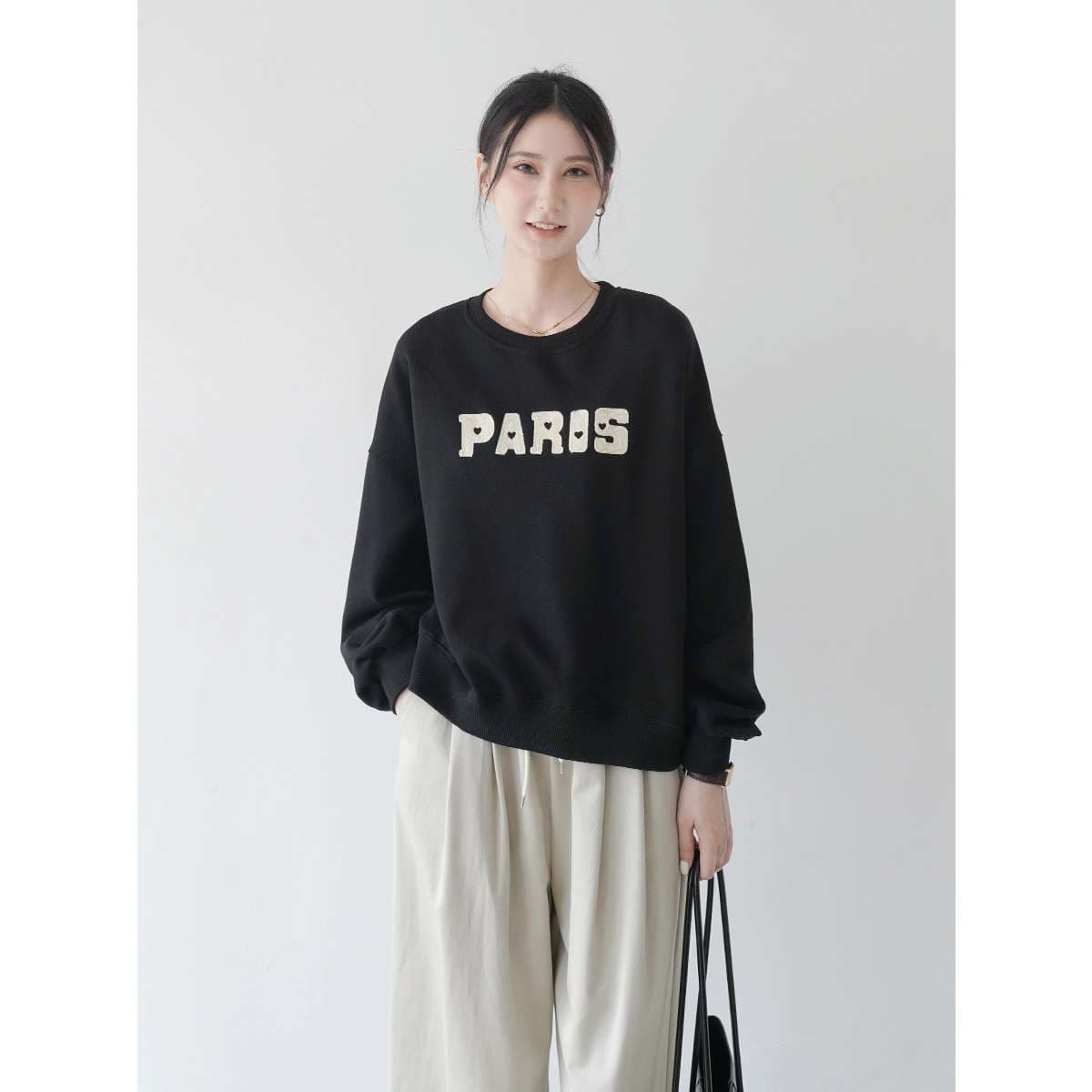 50代ファッション パリ柄ゆったりスウェット