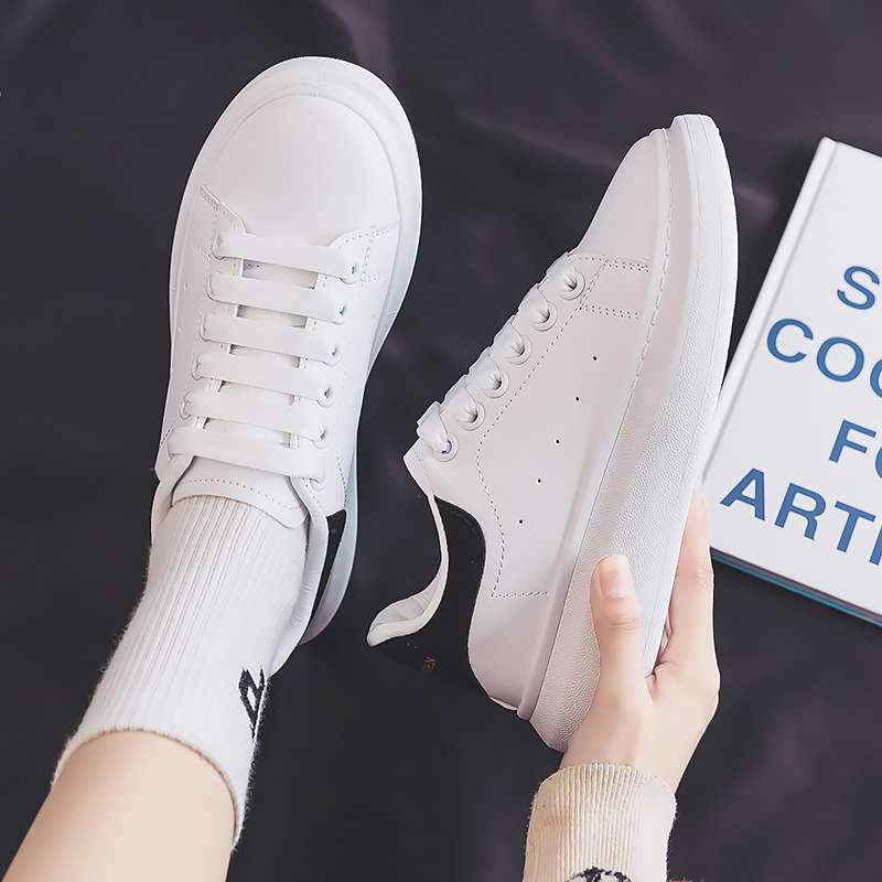 50代ファッション 上品カジュアル革靴スニーカー