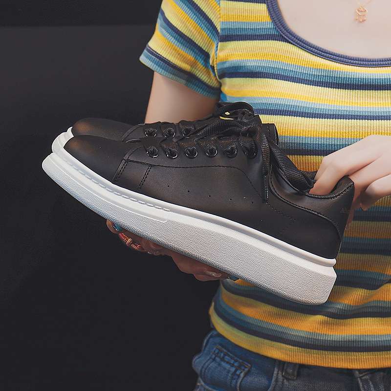 50代ファッション 上品カジュアル革靴スニーカー