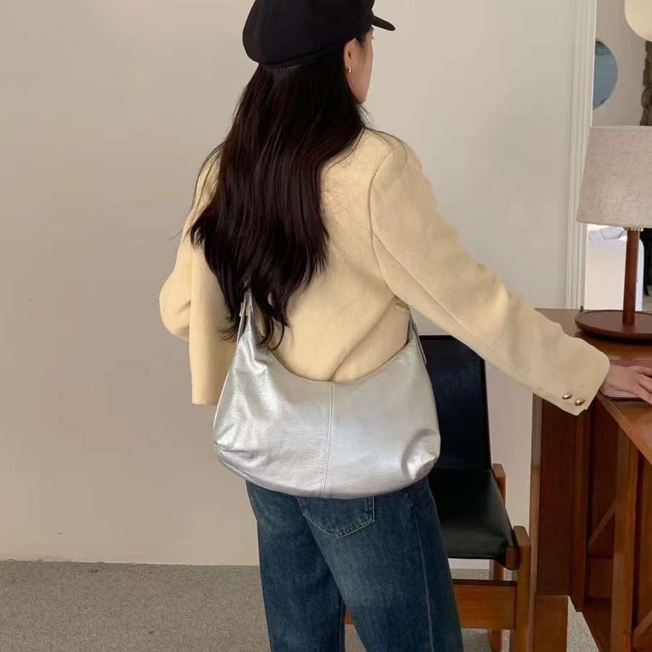 50代ファッション しっとり柔らかホーボーバッグ