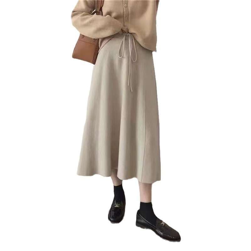 50代ファッション 上品ミモレ丈フレアスカート