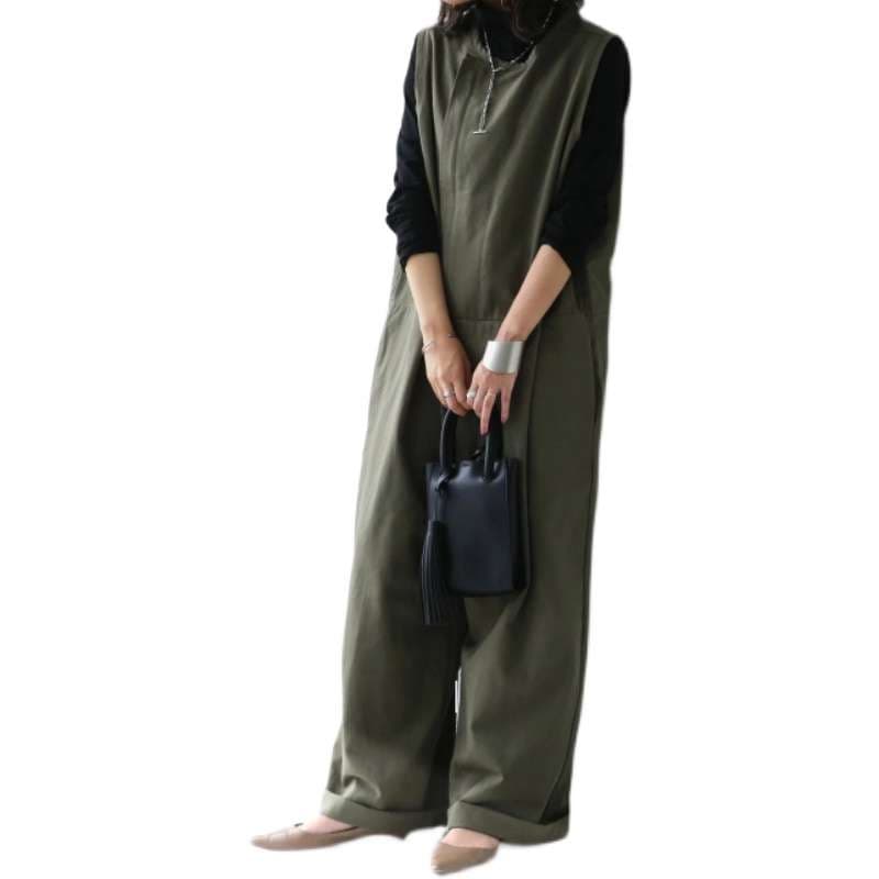 50代ファッション 50代女性におしゃれなオリーブグリーン幅広サロペット