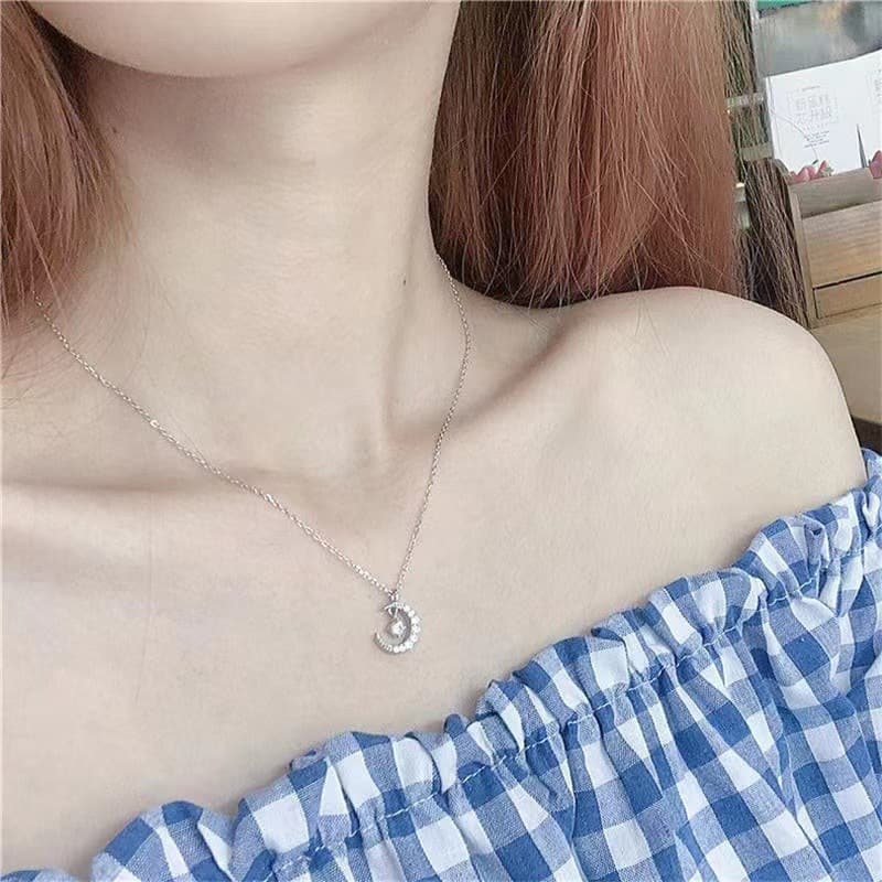 50代ファッション アクセサリー 月の煌めき 三日月ネックレス