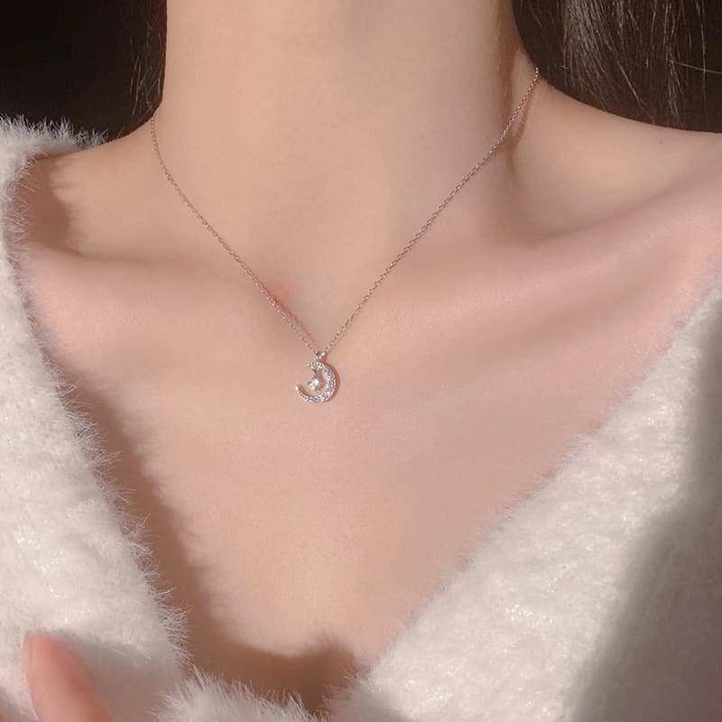 50代ファッション アクセサリー 月の煌めき 三日月ネックレス