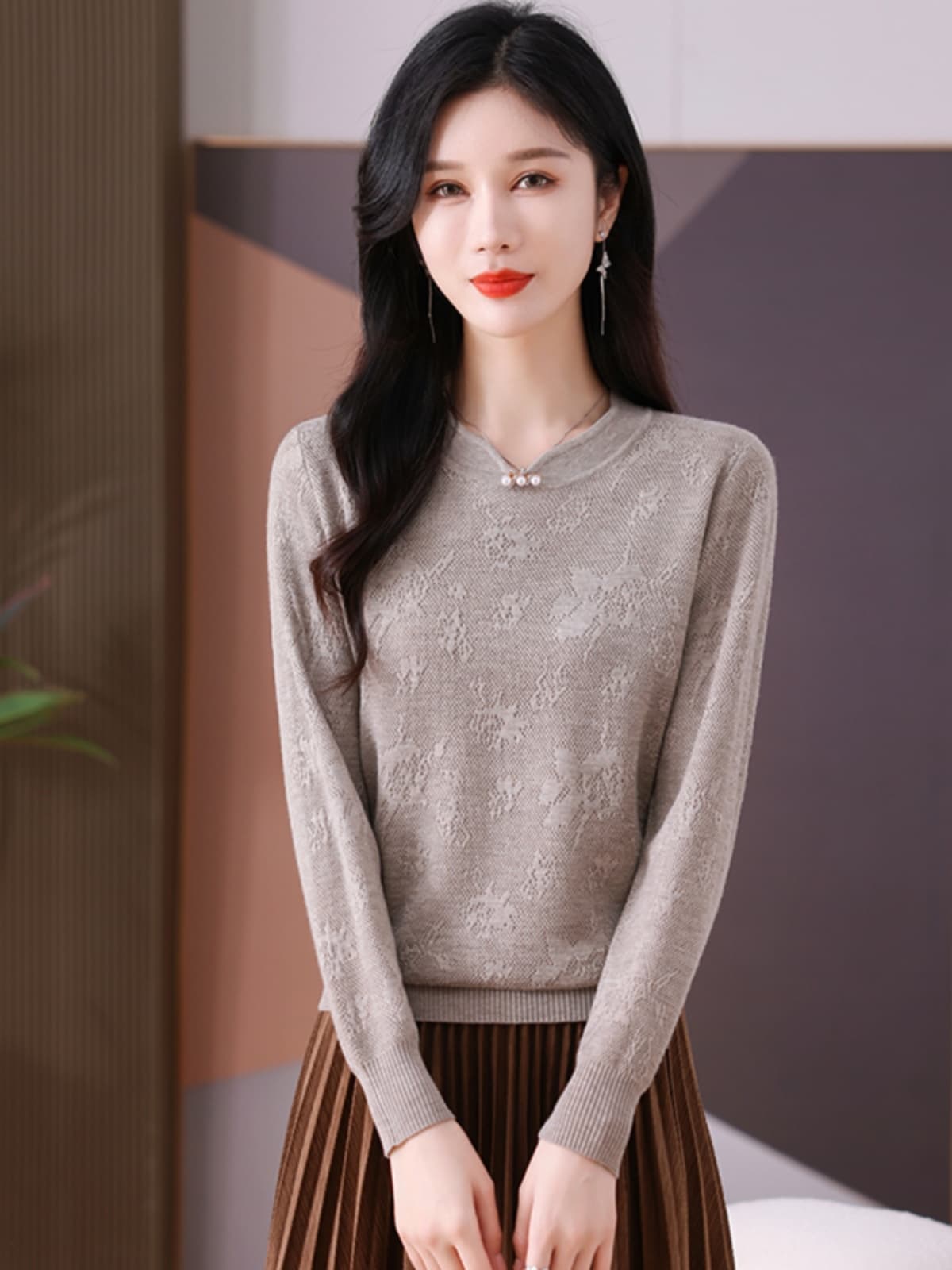 50代ファッション 花柄浮き織りラウンドネックニット